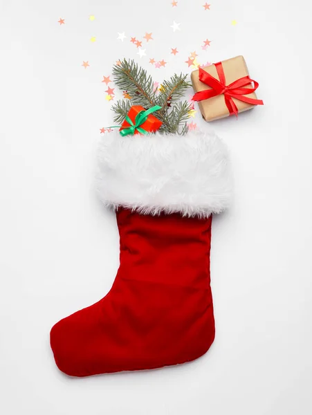 Karácsonyi Zokni Ajándékokkal Fehér Háttér — Stock Fotó