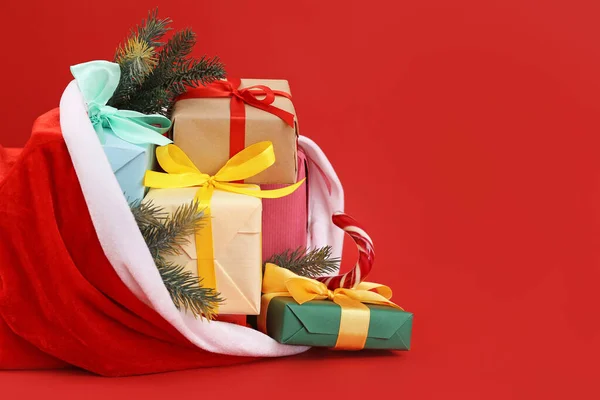 Weihnachtsmanntasche Voller Geschenke Auf Farbigem Hintergrund — Stockfoto