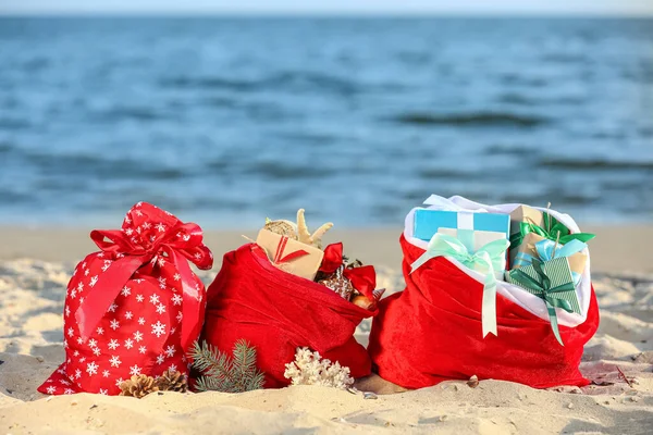 Kerstman Tassen Met Geschenken Het Strand — Stockfoto