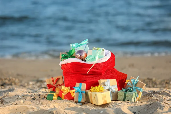 Borsa Babbo Natale Con Regali Sulla Spiaggia — Foto Stock