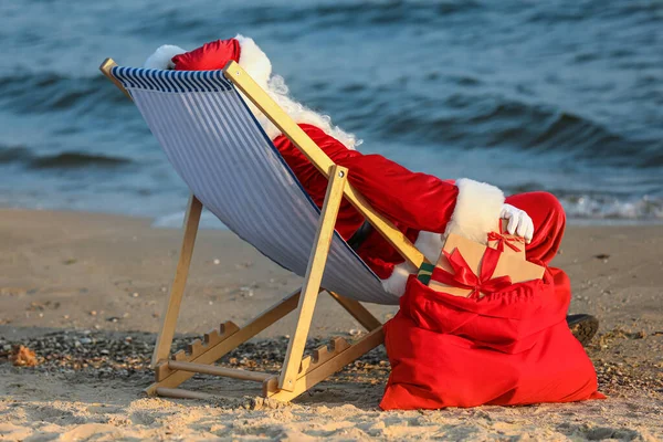 Papai Noel Com Presentes Natal Saco Descansando Praia — Fotografia de Stock