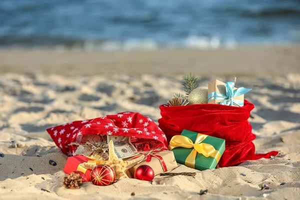 Babbo Natale Borse Con Regali Sulla Spiaggia — Foto Stock