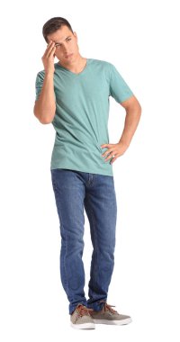 Beyaz arka planda yorgun bir adam. Diyabet belirtileri