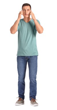 Beyaz arka planda görme sorunu olan bir adam. Diyabet belirtileri