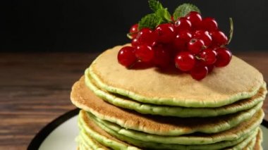 Masada leziz yeşil krep tabağı, yakın plan.