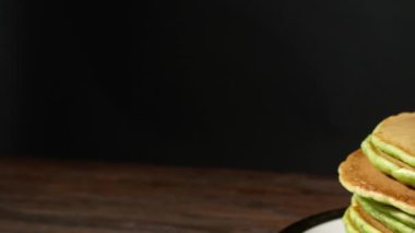 Lezzetli yeşil krepler masada, yakın plan.