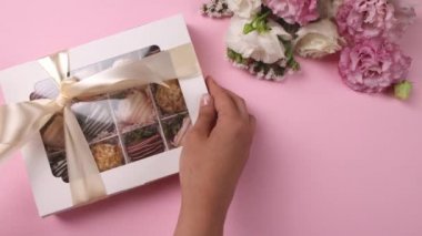 Çikolataya batırılmış lezzetli çilekli kadın renk arkaplanı