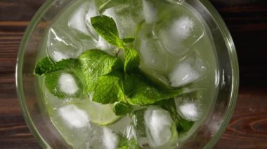 Masada dönen lezzetli kokteyl mojito sürahisi.