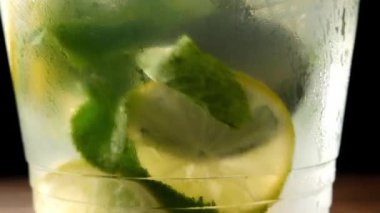 Lezzetli kokteyl mojito karışımı, bir kaşık cam, yakın plan.