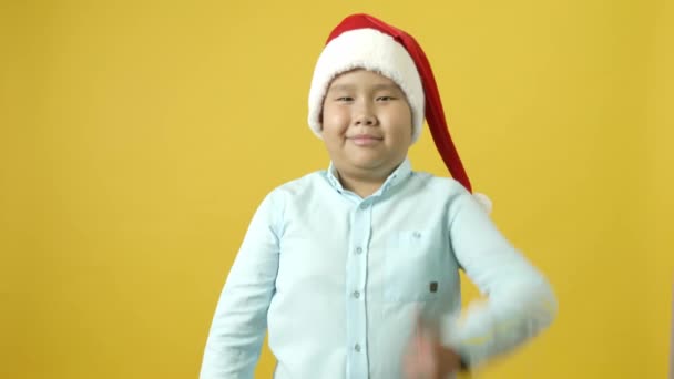 Glücklicher Asiatischer Junge Mit Weihnachtsmütze Zeigt Daumen Hoch Geste Auf — Stockvideo