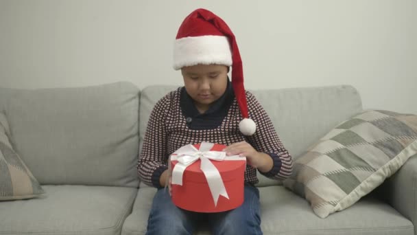 Lindo Asiático Chico Santa Hat Apertura Navidad Regalo Casa — Vídeos de Stock