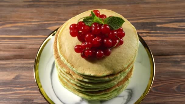 Roterend Bord Met Lekkere Groene Pannenkoeken Tafel — Stockvideo