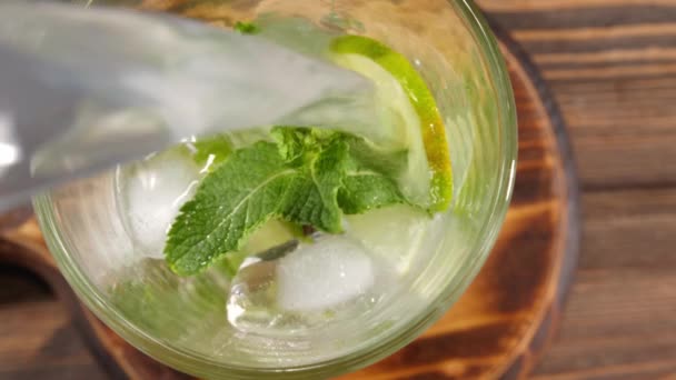 Préparation Mojito Cocktail Savoureux Verre Sur Table Vue Sur Dessus — Video