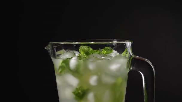 Roterande Kanna Välsmakande Cocktail Mojito Mörk Bakgrund — Stockvideo