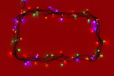 Renkli arka planda parlayan Noel ışıkları