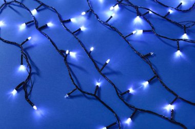 Renkli arka planda parlayan Noel ışıkları