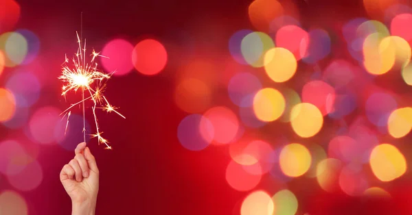 Kvinna Hand Med Jul Glitter Mörk Bakgrund Med Suddiga Ljus — Stockfoto