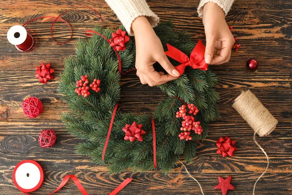 Mulher Fazendo Bela Grinalda Natal Mesa — Fotografia de Stock