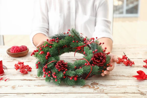 Vrouw Maakt Mooie Kerstkrans Tafel — Stockfoto