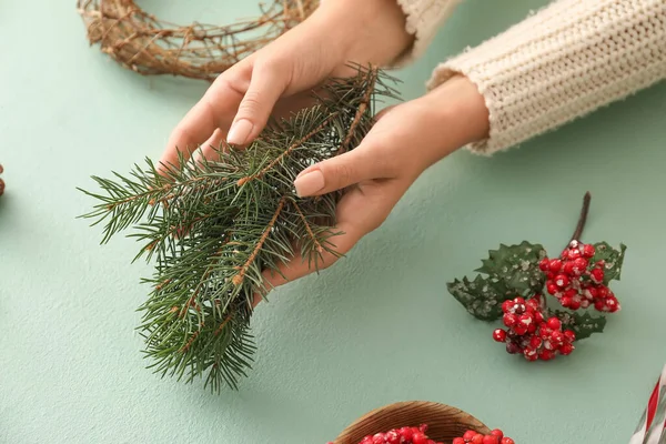 Masada Güzel Bir Noel Çelengi Yapan Kadın — Stok fotoğraf