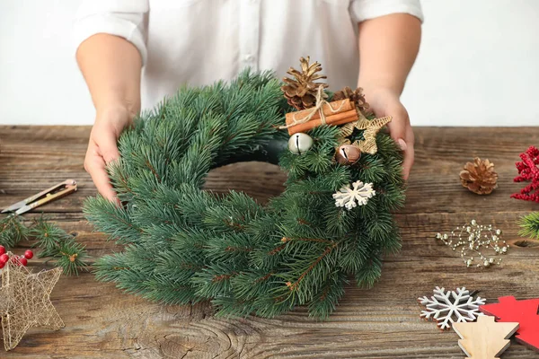 Femme Faisant Belle Couronne Noël Sur Table — Photo