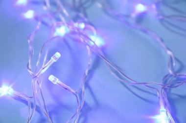 Renkli arka planda parlayan Noel ışıkları