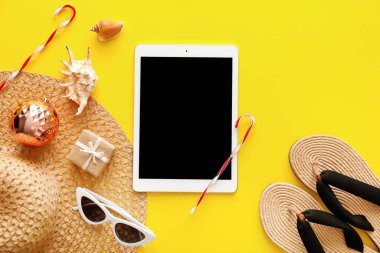 Yılbaşı dekoru, tablet bilgisayar ve plaj aksesuarları ile renk arkaplanı