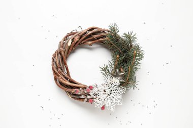 Beyaz arka planda güzel bir Noel çelengi