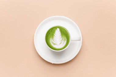 Renkli arkaplanda bir fincan kibrit çayı