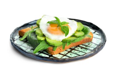 Beyaz arka planda kızarmış yumurta ve avokado ile sandviç. 