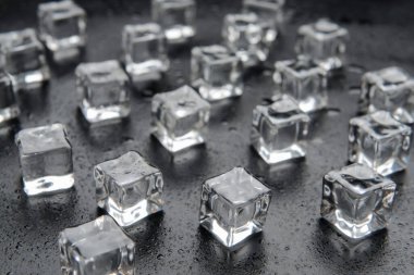 Koyu arkaplanda buz küpleri