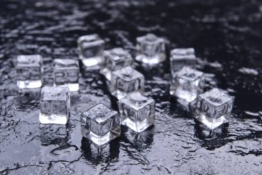 Koyu arkaplanda buz küpleri