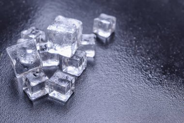 Koyu arkaplanda buz küpleri