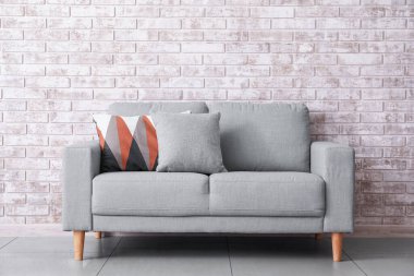 Odanın duvarına yakın şık bir kanepe.