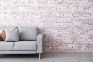 Odanın duvarına yakın şık bir kanepe.