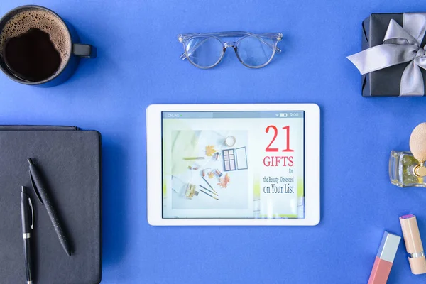 Tablet bilgisayarlı kompozisyon ve renk arka planında kozmetik. Çevrimiçi alışveriş kavramı