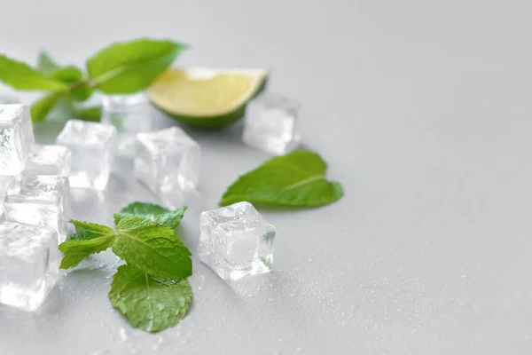 Cubos Gelo Cal Hortelã Sobre Fundo Cinzento — Fotografia de Stock