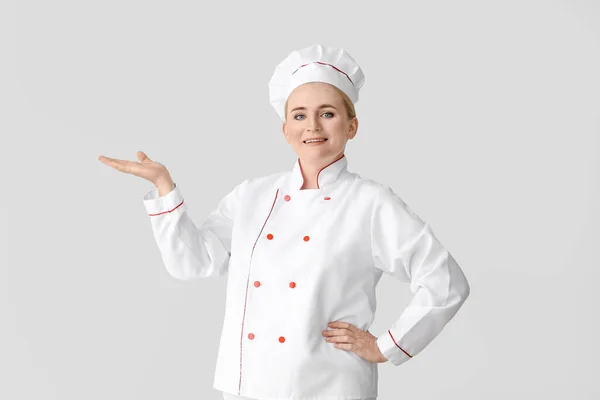 Mature Female Chef Showing Something Grey Background — Stock Photo, Image