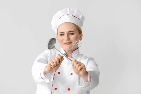 Rijpere Vrouwelijke Chef Kok Grijze Achtergrond — Stockfoto