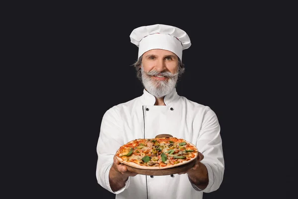Chef Macho Maduro Con Sabrosa Pizza Sobre Fondo Oscuro —  Fotos de Stock