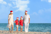Šťastná rodina slaví Vánoce v tropickém letovisku