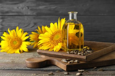 Masada bir şişe ayçiçeği yağı