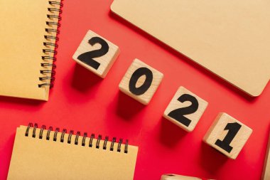 Renk arkaplanı üzerine not defterleri ve şekil 2021