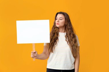 Renkli pankartlı kadın protestosu