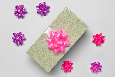 Gri arkaplanda hediye kutusu ve dekor