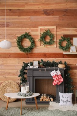 Noel arifesinde odanın içinde dekore edilmiş şömine.