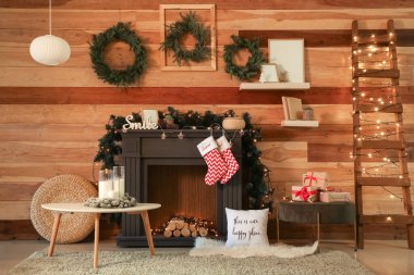 Noel arifesinde odanın içinde dekore edilmiş şömine.