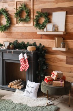 Noel arifesinde odanın içinde dekore edilmiş şömine.