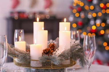 Oturma odasında Noel süsleri olan güzel bir masa, yakın plan.