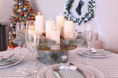 Oturma odasında Noel süslemeleri olan güzel bir masa.